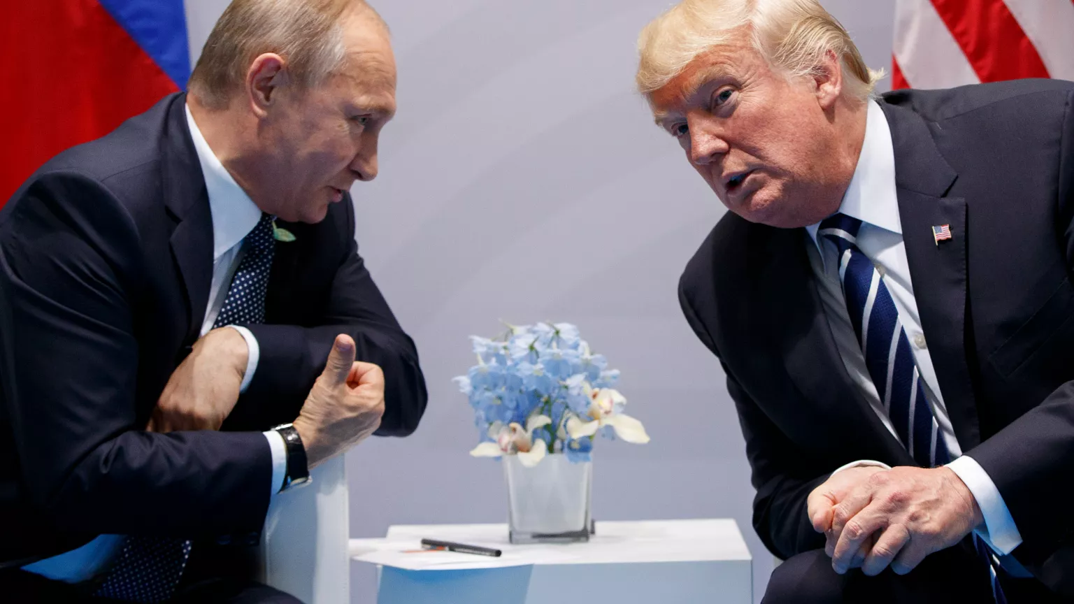 Trump will call Putin and Zelensky on Monday to negotiate the end of the war | De Último Minuto English