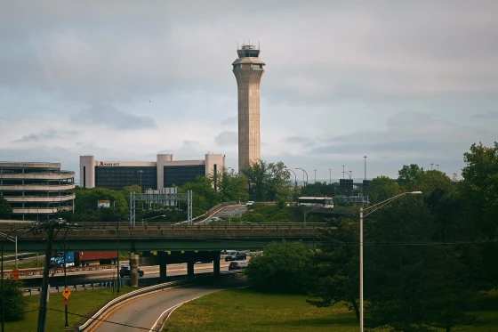 Flights suspended at Newark airport after new failure in air traffic control equipment | De Último Minuto English