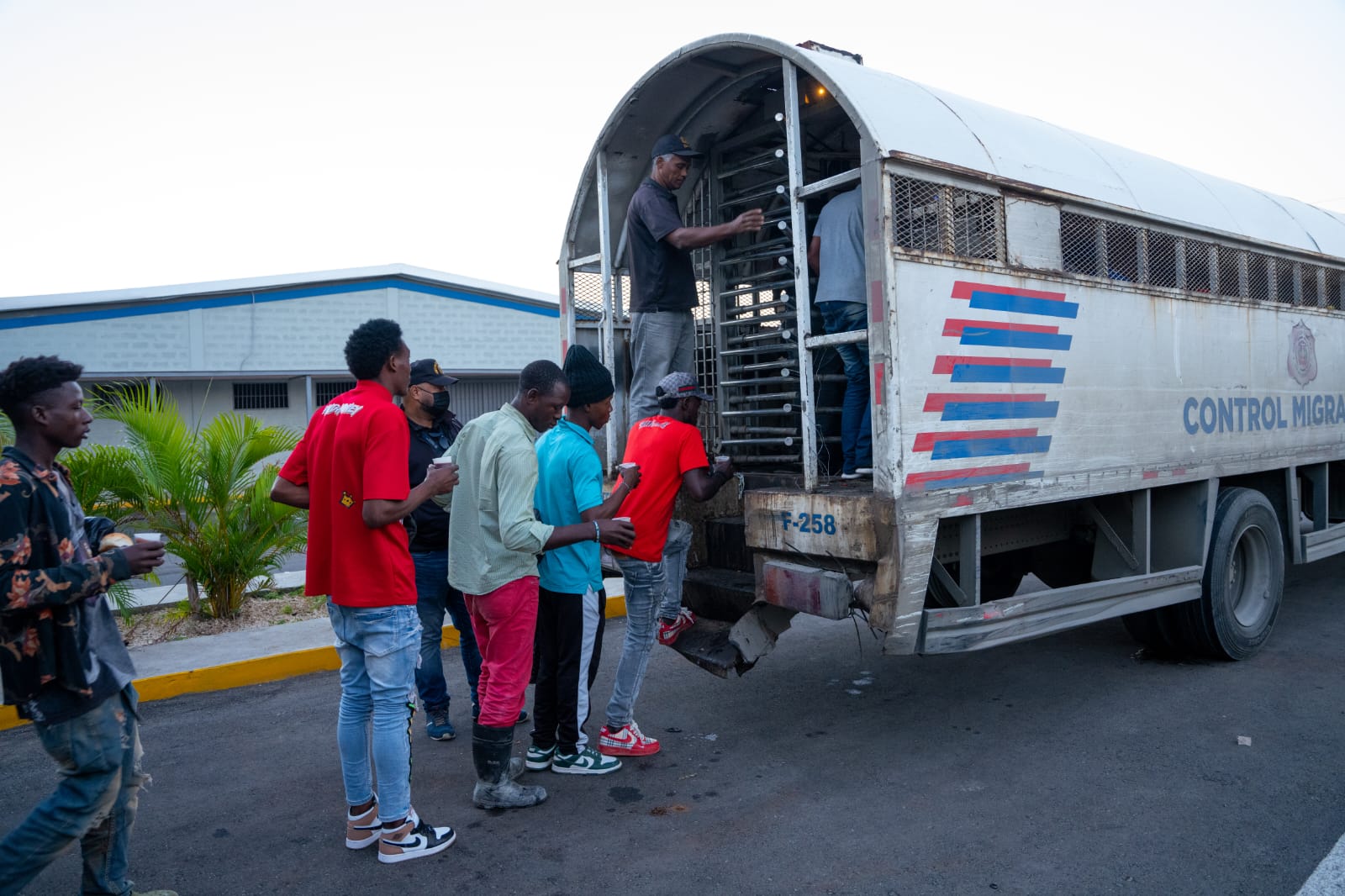 Migration has deported more than 145,000 foreigners so far this year, the majority of them Haitians | De Último Minuto English