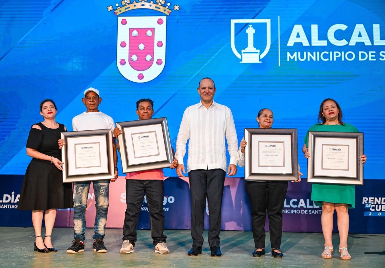 Mayor recognizes employees with over 30 years of service during accountability in Santiago | De Último Minuto English