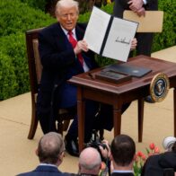 Trump flatly denies the possibility of lowering tariffs to get China to negotiate | De Último Minuto English