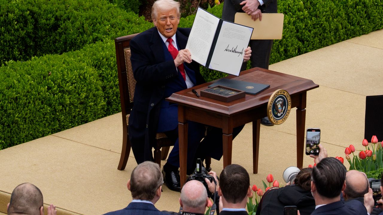 Trump flatly denies the possibility of lowering tariffs to get China to negotiate | De Último Minuto English