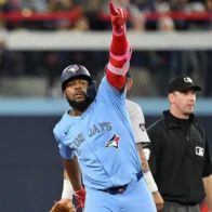 Vladimir Guerrero Jr. and Anthony Santander hit home runs and Blue Jays shut out Padres in the first of the series | De Último Minuto English