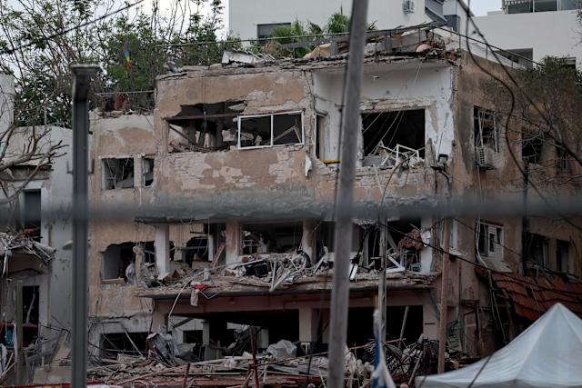 Paramedics confirm two deaths after the direct impact of an Iranian missile on their bunker | De Último Minuto English