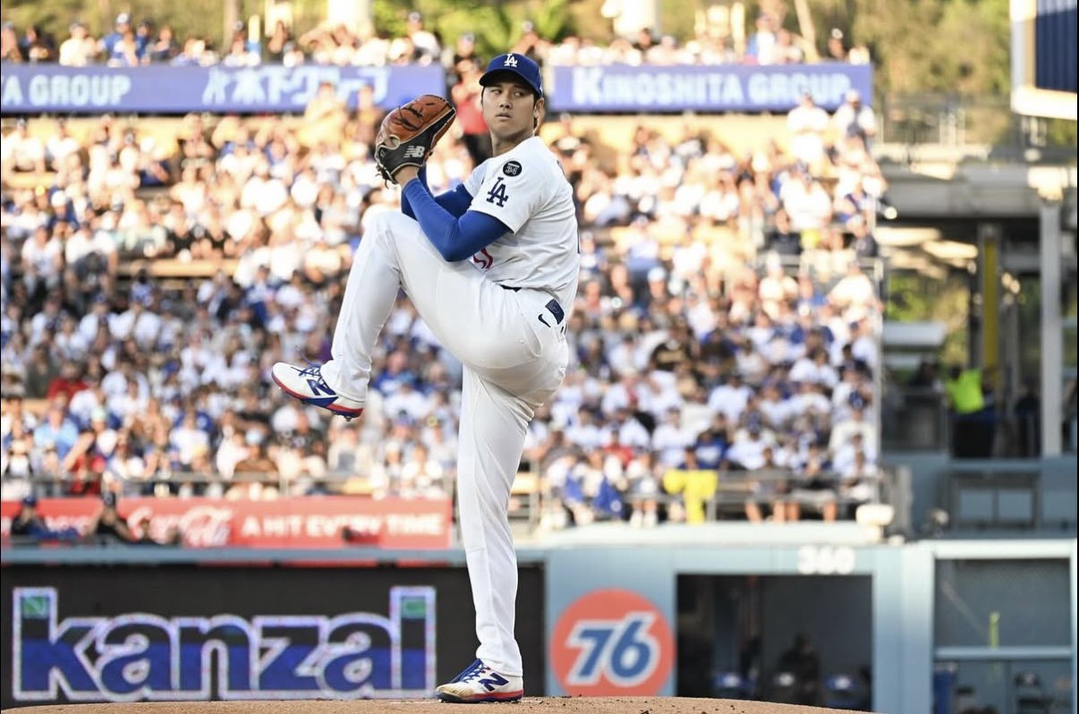 Ohtani throws 100 mph in his much-anticipated return to the mound | De Último Minuto English