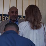 Mon Lluberes arrives at the Courthouse where Antonio Espaillat is located. | De Último Minuto English