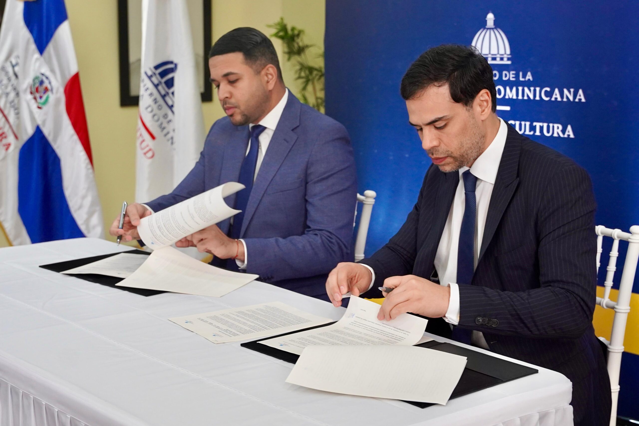 Ministries of Culture and Youth launch Young Literature Award 2025 | De Último Minuto English