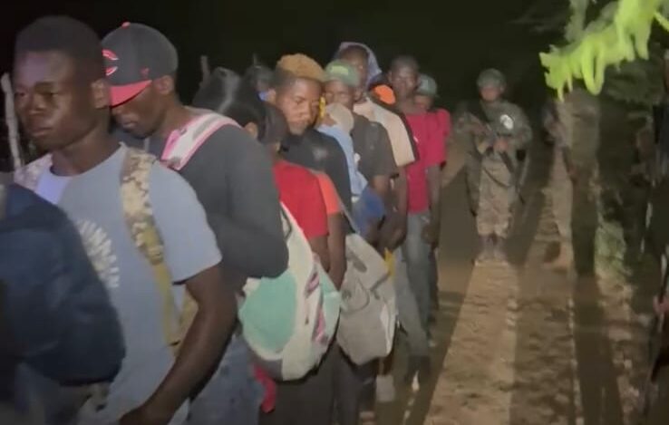 Army intercepts 30 undocumented immigrants in rural area of Villa Vásquez | De Último Minuto English
