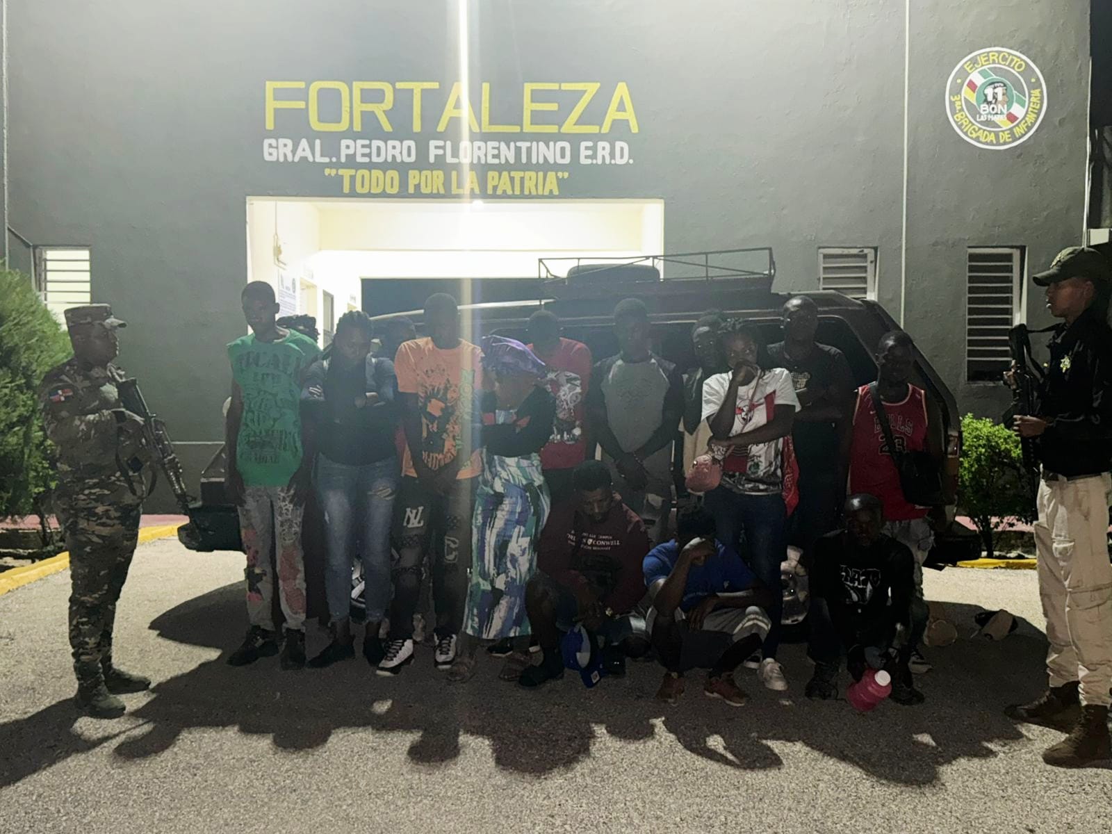 Driver who was transporting 18 undocumented Haitians threw a knife at the guard who stopped him | De Último Minuto English