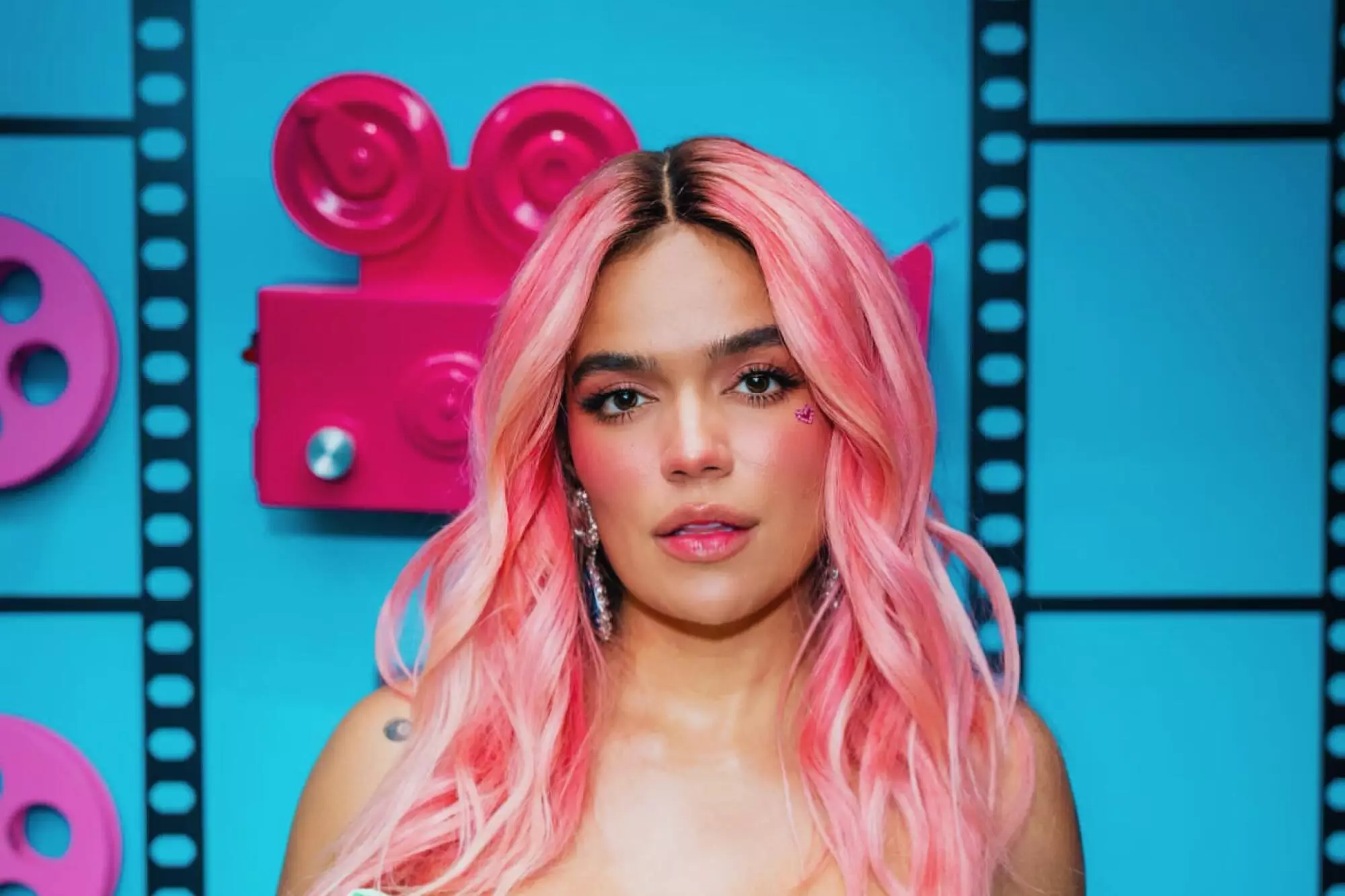 Karol G stands in solidarity with deported Latinos in the U.S. and with her country Colombia for recent acts of violence | De Último Minuto English