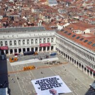 Another huge banner against Bezos in the center of Venice a few days before his wedding | De Último Minuto English