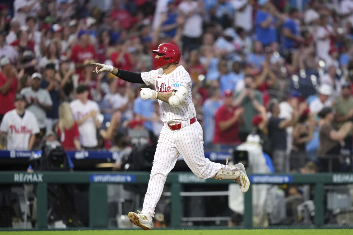 Wheeler dominates with 10 strikeouts and Castellanos hits HR in Phillies' shutout over Padres | De Último Minuto English