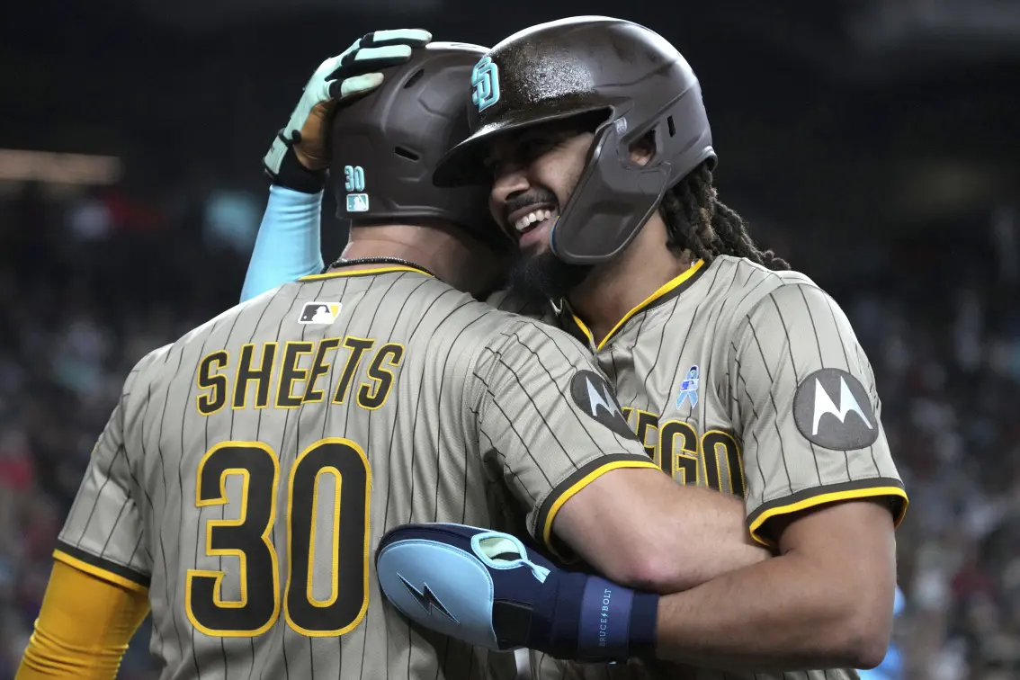 Tatis Jr. shines with four hits as Padres defeat Diamondbacks 8-2 to break losing streak | De Último Minuto English