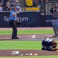 Ryan Weathers is hit in the head by a throw from his catcher during pre-game warm-up | De Último Minuto English