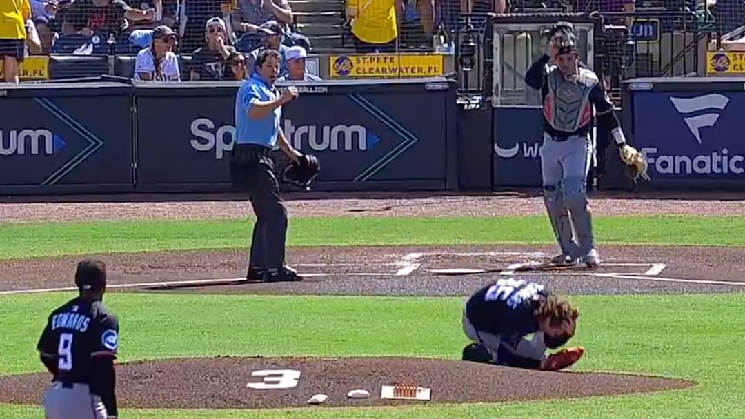 Ryan Weathers is hit in the head by a throw from his catcher during pre-game warm-up | De Último Minuto English