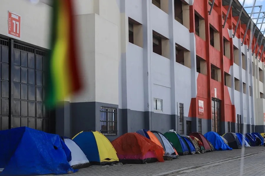 Bolivians sleep in front of the stadium to buy tickets a month before the match with Brazil | De Último Minuto English