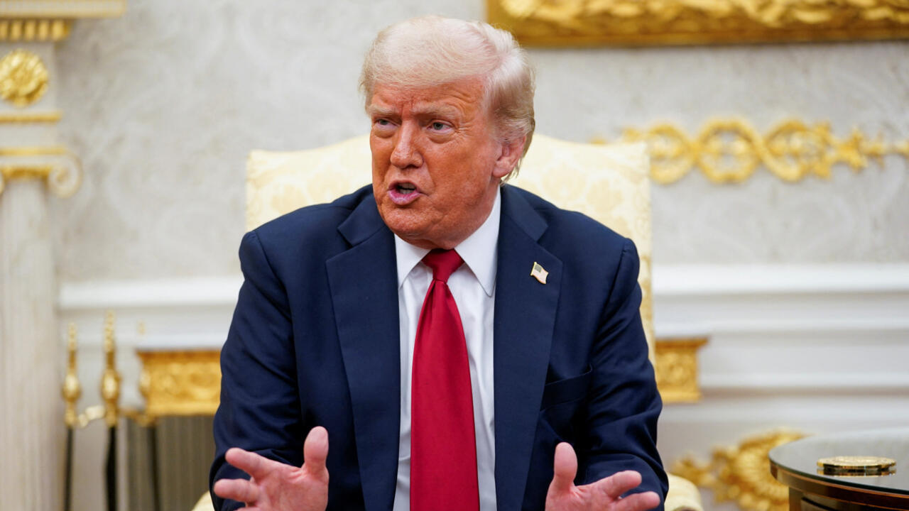 Trump threatens Russia with 100% tariffs if there is no agreement on Ukraine in 50 days | De Último Minuto English