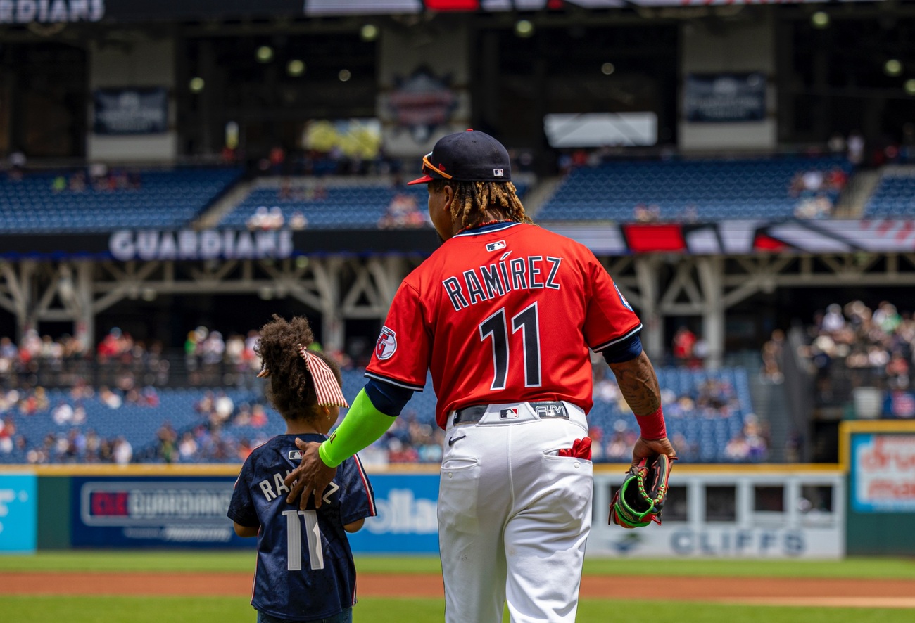 José Ramírez's daughter throws the first pitch on Family Day in Cleveland | De Último Minuto English