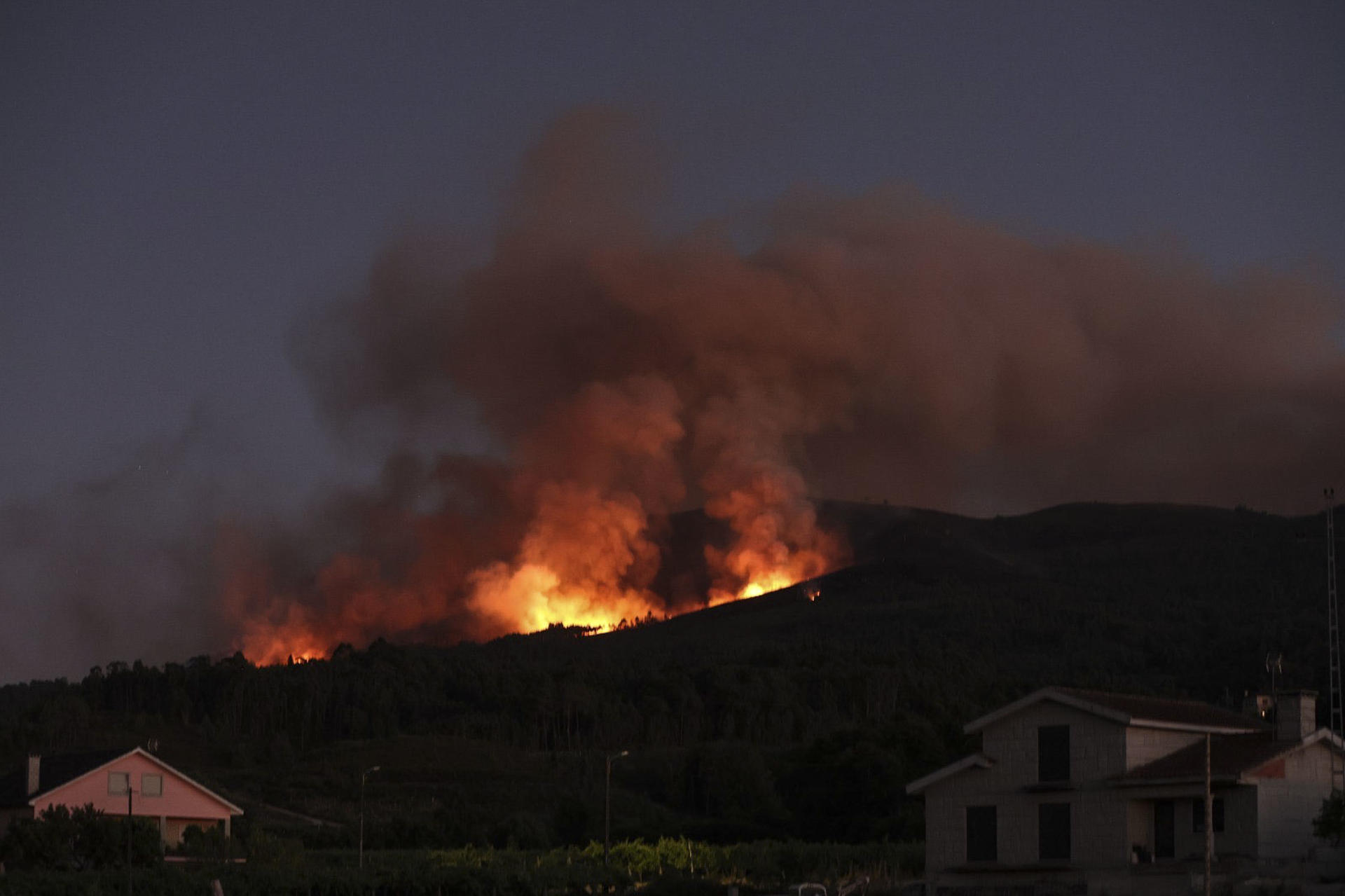 More than 1,500 firefighters battle five major fires in Portugal | De Último Minuto English