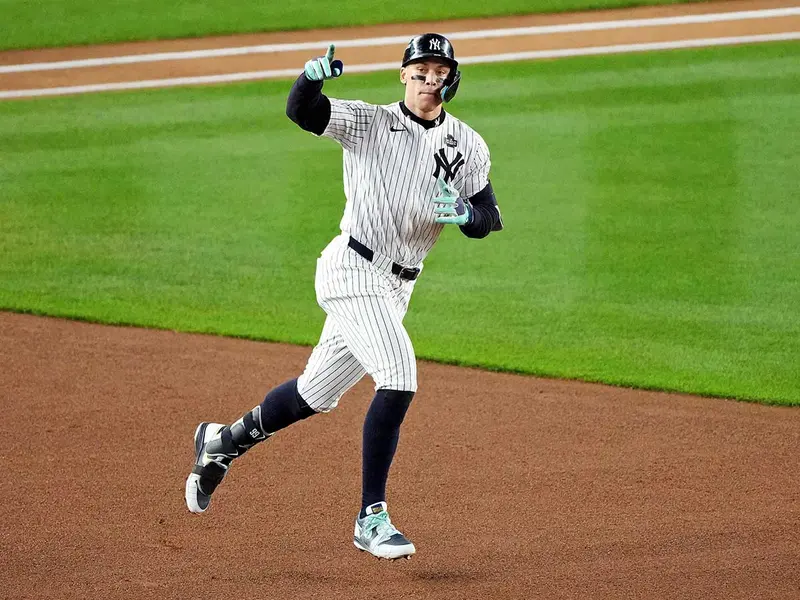 Aaron Judge ties A-Rod on the Yankees' home run list and leads victory against the Braves | De Último Minuto English