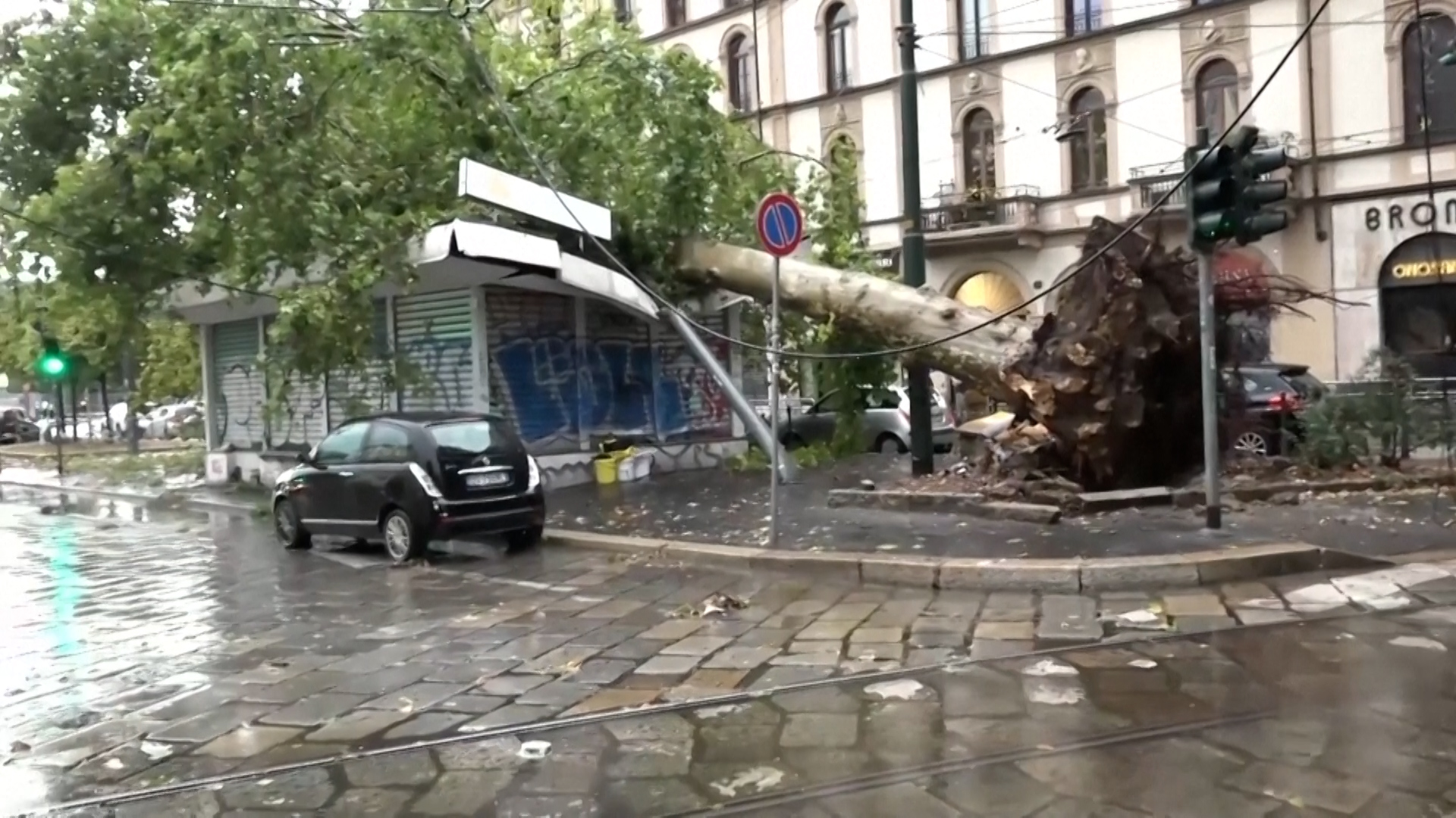 Violent storm in Milan leaves a woman dead after a tree falls on her | De Último Minuto English