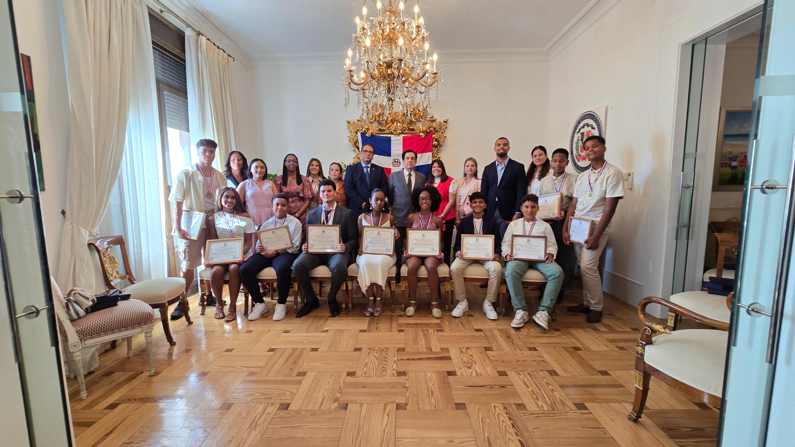Dominican Embassy in Spain recognizes outstanding students with the 2025 School Merit Award | De Último Minuto English