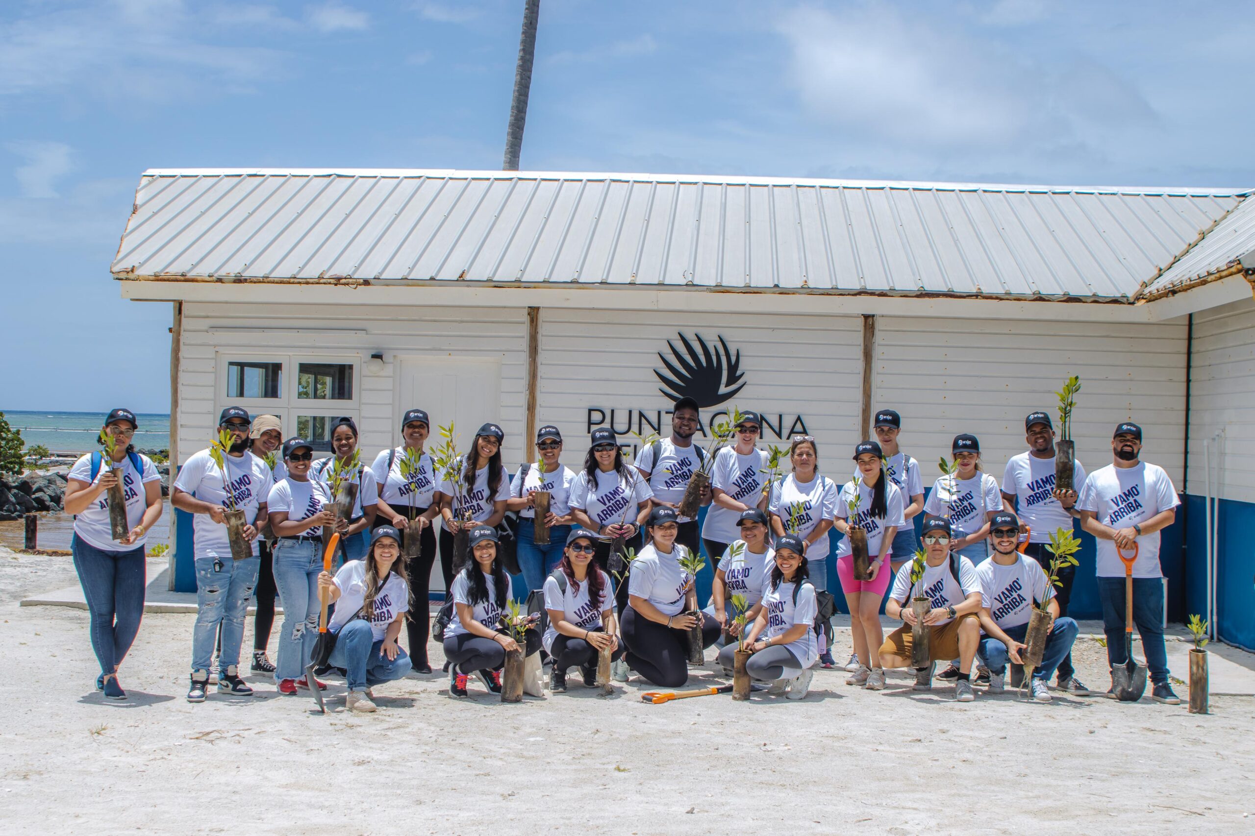 Arajet carries out reforestation day in the "Ojos Indígenas" ecological reserve | De Último Minuto English