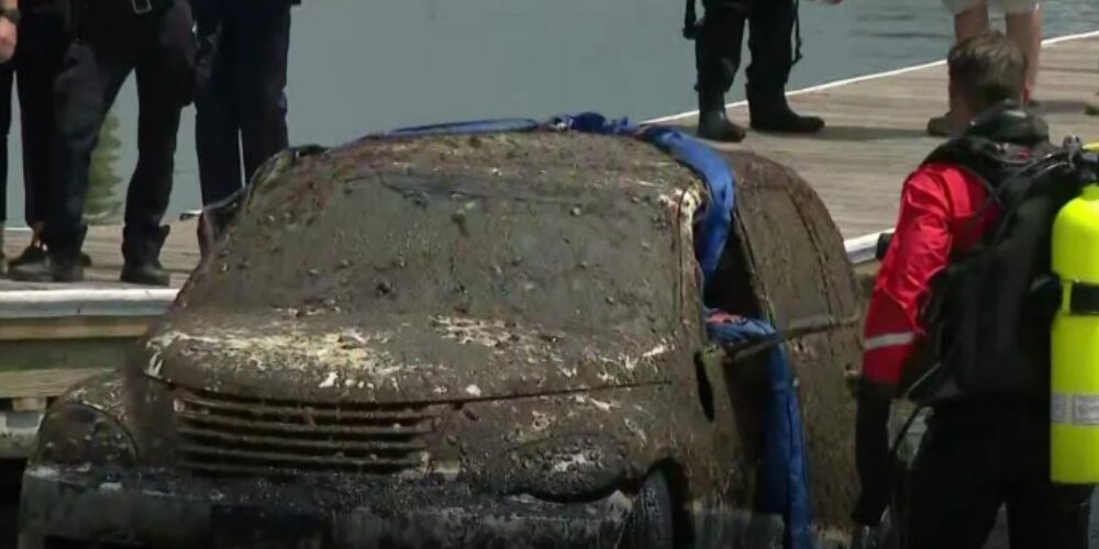 Car found sunk on New York beach with possible missing person from 15 years ago | De Último Minuto English