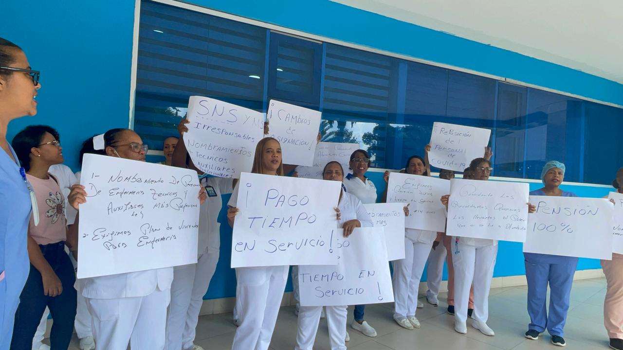 Nurses paralyze hospitals in Cibao demanding better working conditions | De Último Minuto English