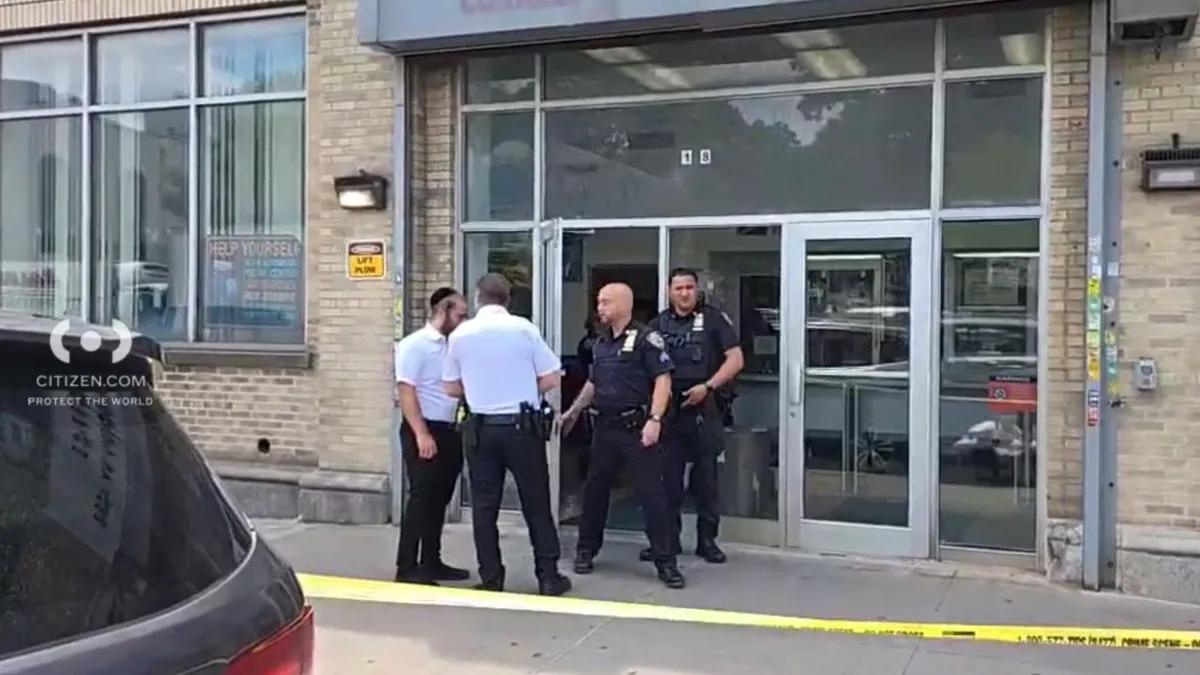 Armed robbery attempt unleashes chaos at Brooklyn post office | De Último Minuto English