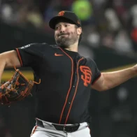 Robbie Ray throws a complete game and the Giants beat the Diamondbacks 7-2 to split the series | De Último Minuto English
