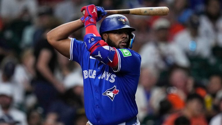 Vladimir Guerrero Jr. leads Toronto's tenth consecutive home victory with a 420-foot home run | De Último Minuto English