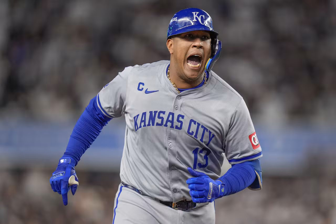Salvador Pérez leads historic Royals victory with record-breaking night in Seattle | De Último Minuto English