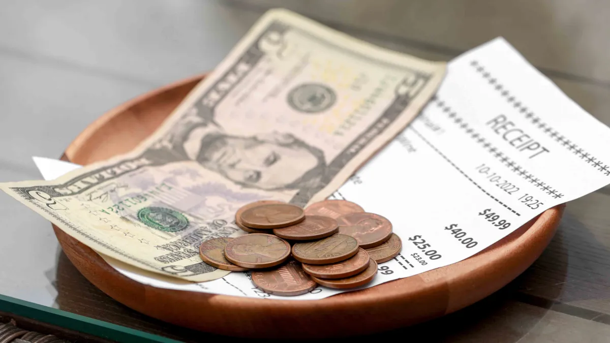 Digital tips subtract from waiters' earnings in the U.S. | De Último Minuto English