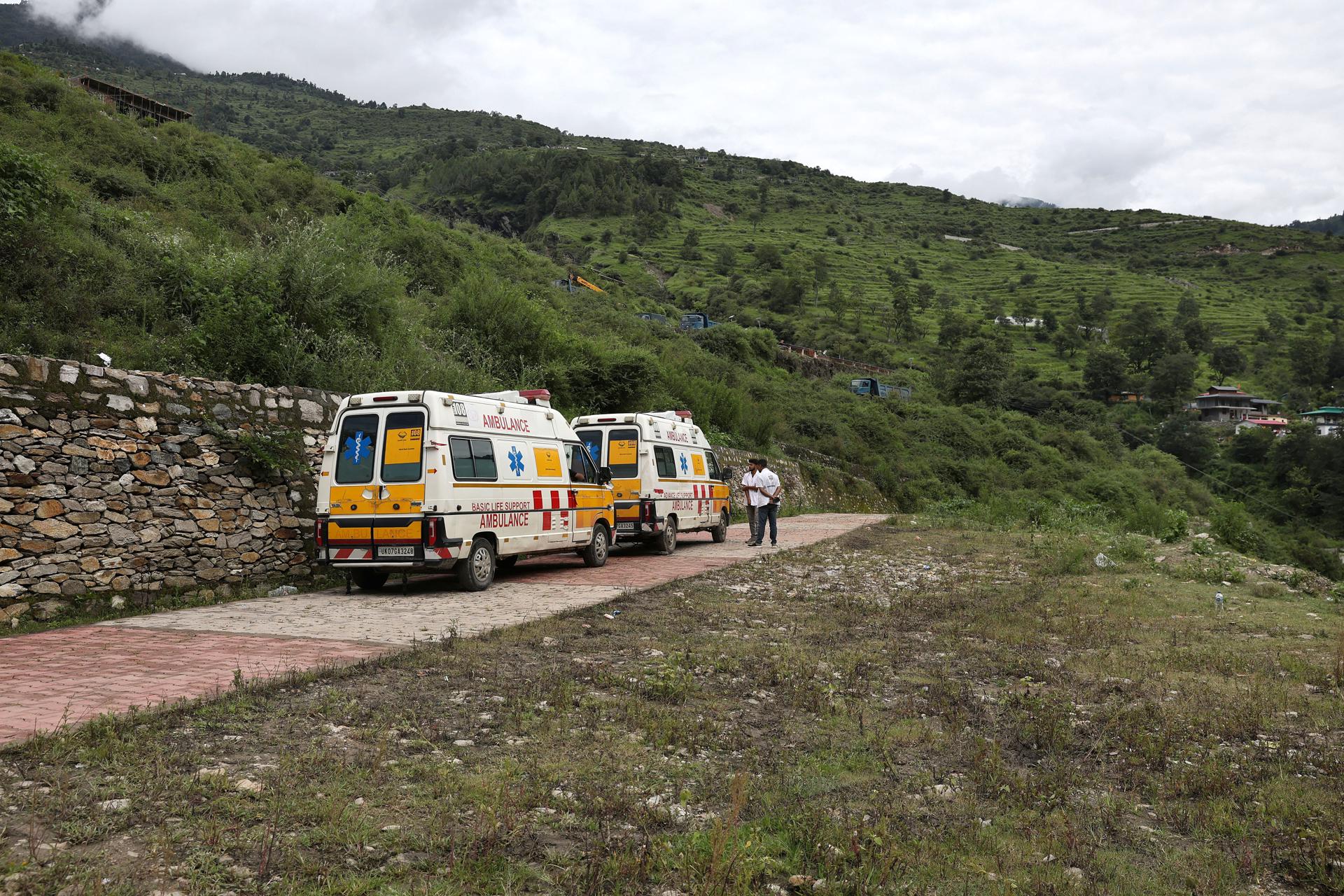 Bad weather and destroyed roads hinder the rescue of missing people in the Himalayas | De Último Minuto English