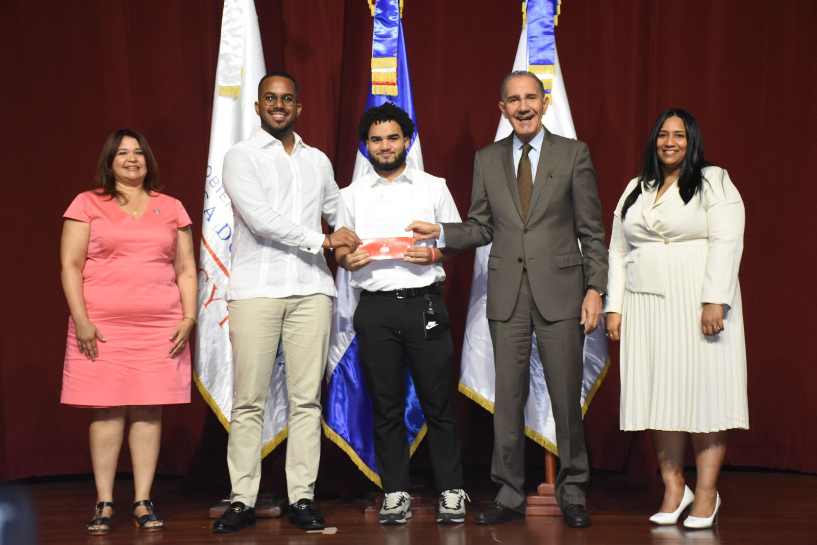 MESCyT and ITLA award 350 national scholarships to students in STEAM careers | De Último Minuto English