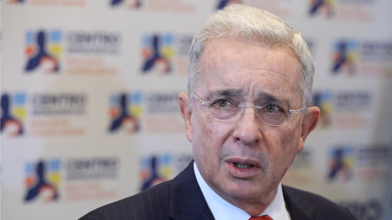 Álvaro Uribe receives the release order and immediately calls for a first public act | De Último Minuto English