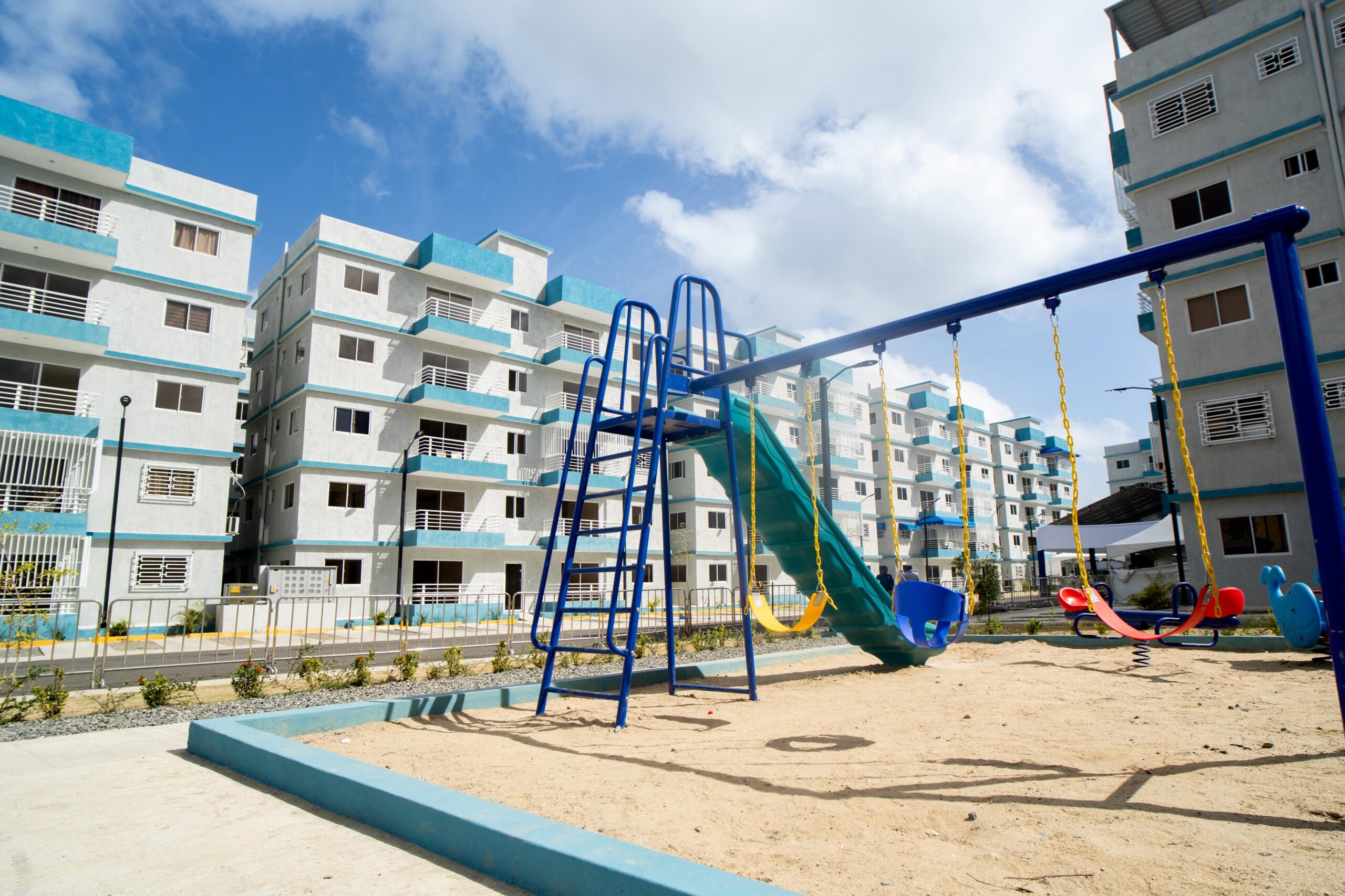 Abinader delivers 140 apartments and 30 Bono Mujer in Manoguayabo | De Último Minuto English