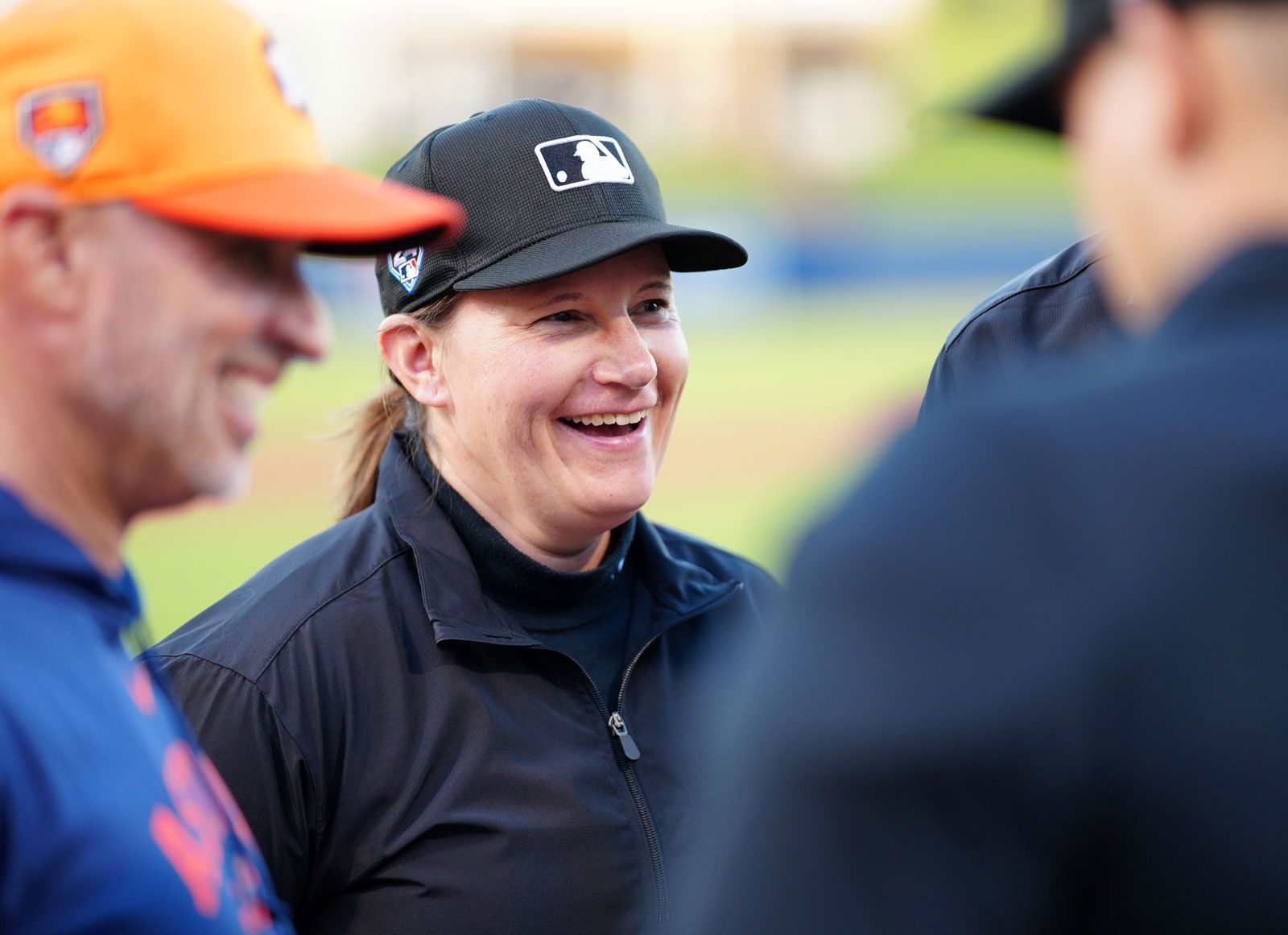 Jen Pawol will make history as the first female umpire in an MLB regular season. | De Último Minuto English