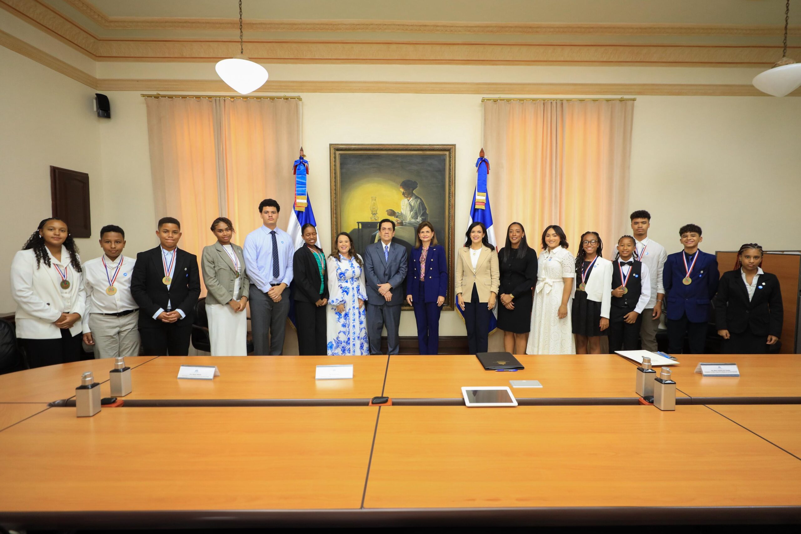 Vice President receives Dominican students awarded the Academic Merit Award 2025 | De Último Minuto English