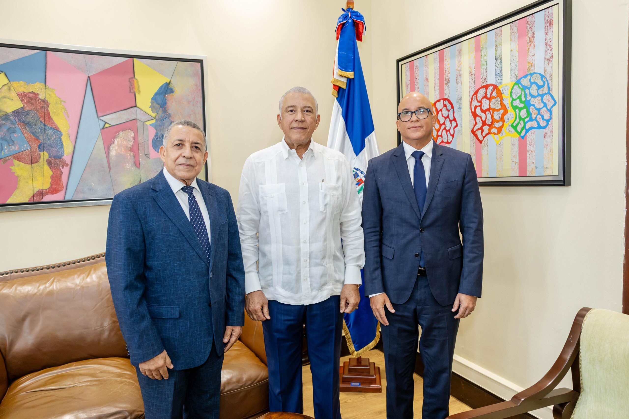 Minister Andrés Bautista swears in Félix Reyna as director of DIECOM | De Último Minuto English