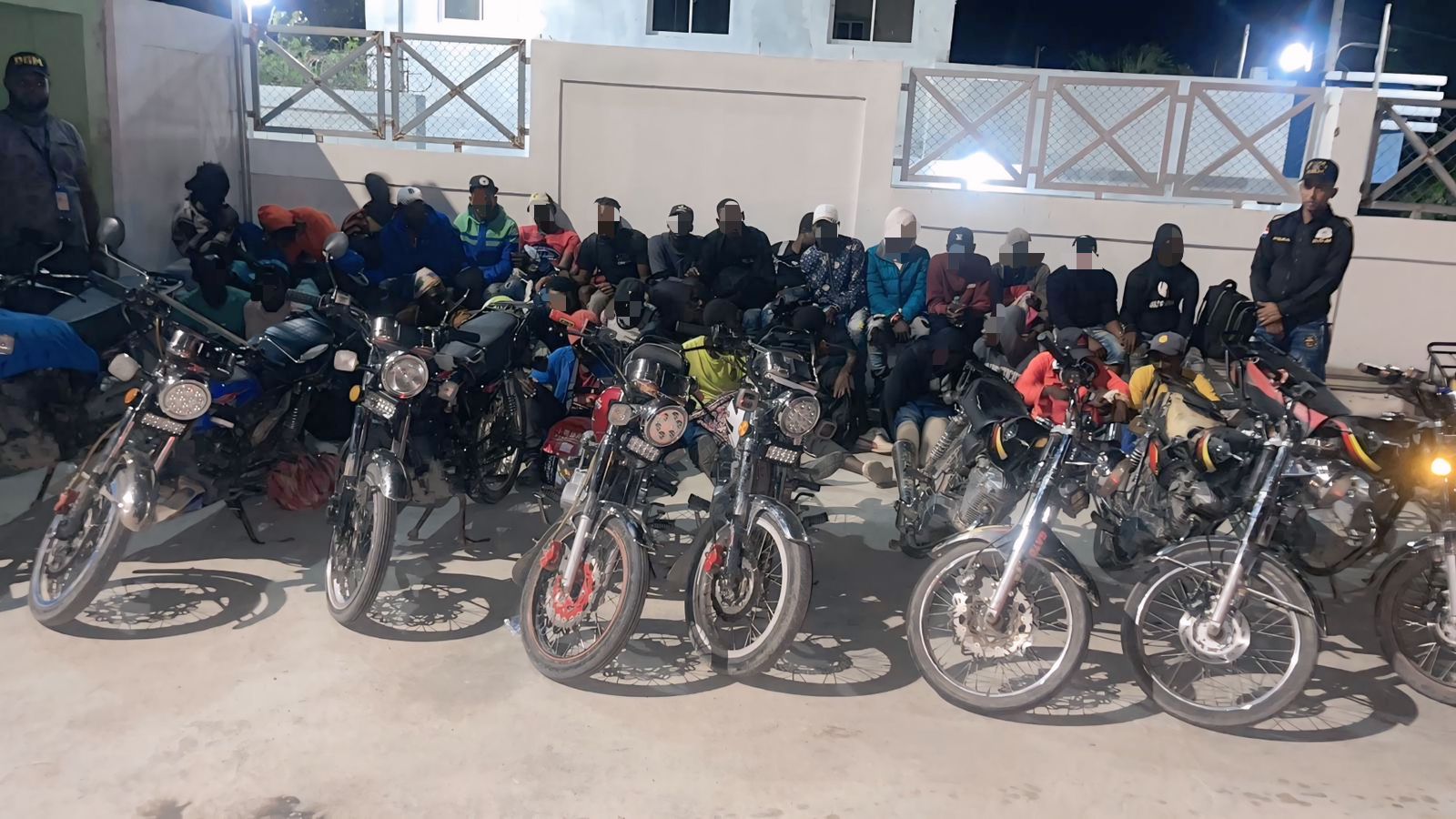 DGM stops group of undocumented motorcyclists near Azua | De Último Minuto English