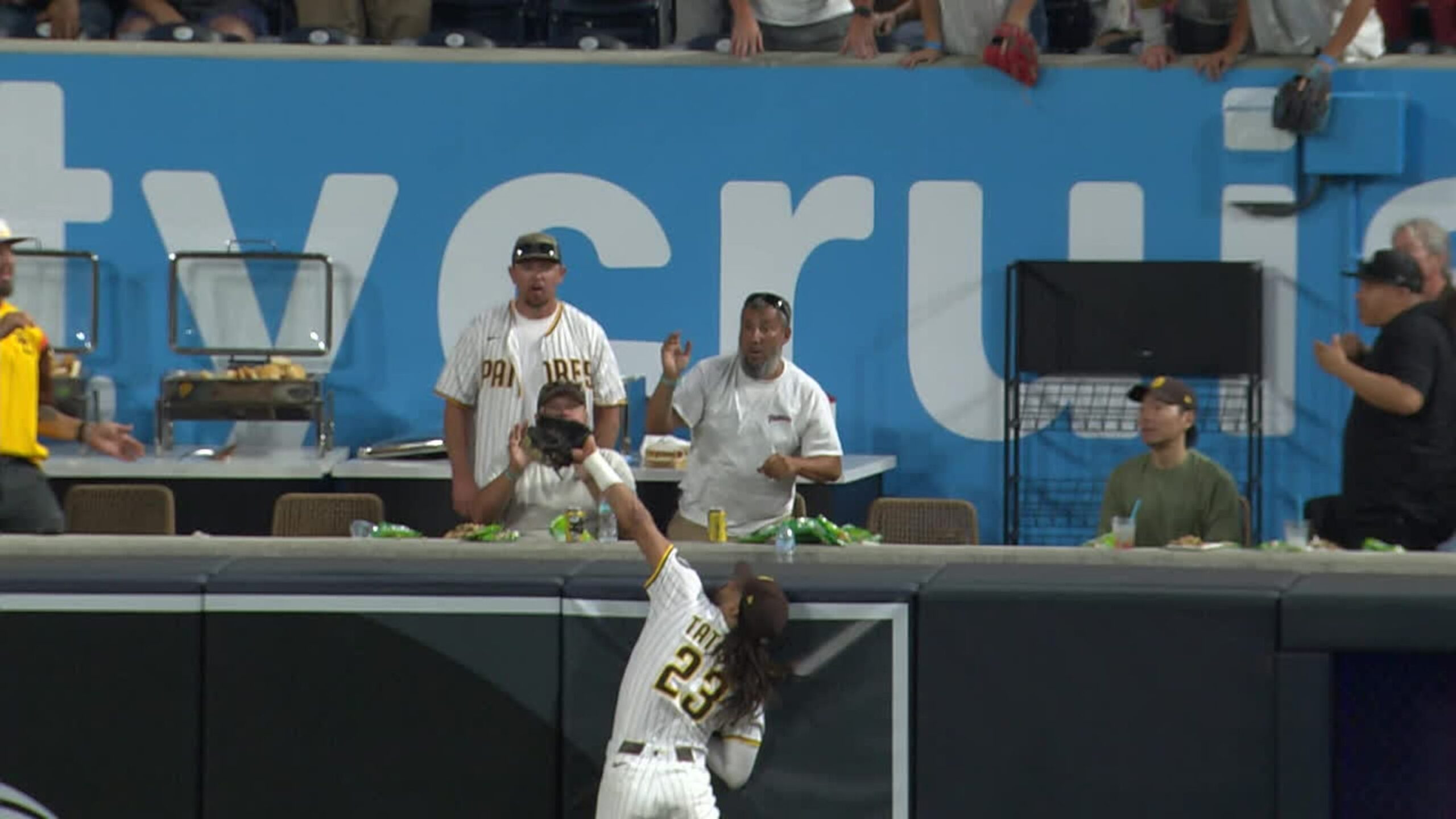Tatis Jr. steals home run from Rafael Devers and Padres are one game behind first place | De Último Minuto English