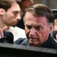 Supreme Court orders Bolsonaro's house arrest for violating restrictions | De Último Minuto English