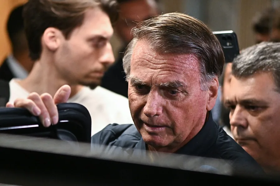 Supreme Court orders Bolsonaro's house arrest for violating restrictions | De Último Minuto English