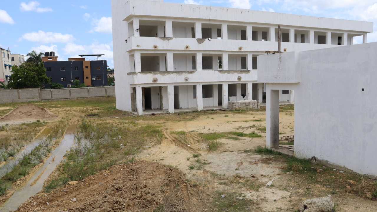 Eleven years of abandonment: school in Cancino Adentro remains under construction and without an opening date | De Último Minuto English