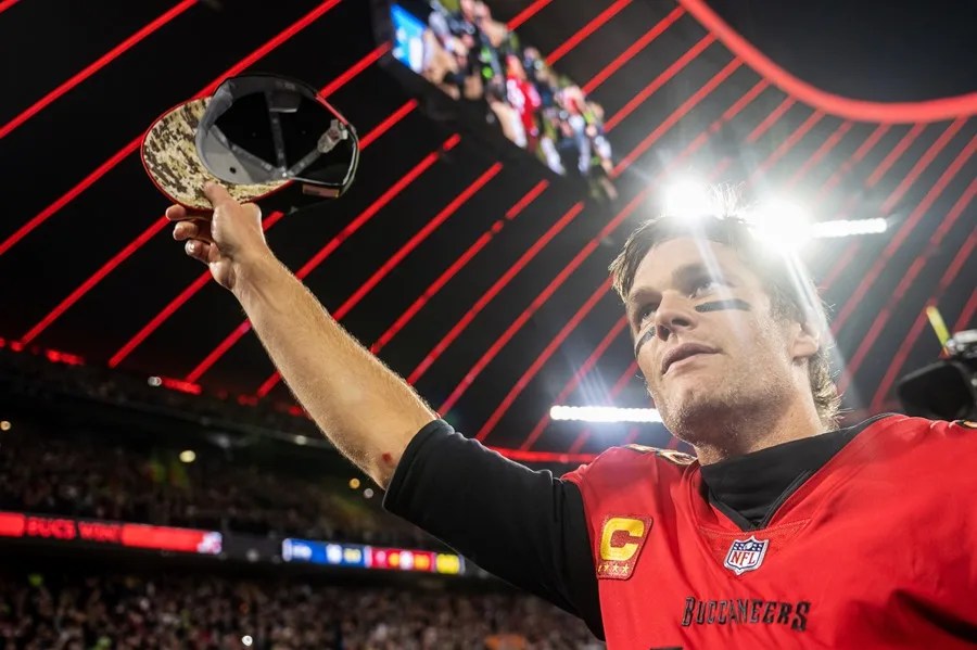 Tom Brady comes out of retirement to play flag football in Saudi Arabia | De Último Minuto English