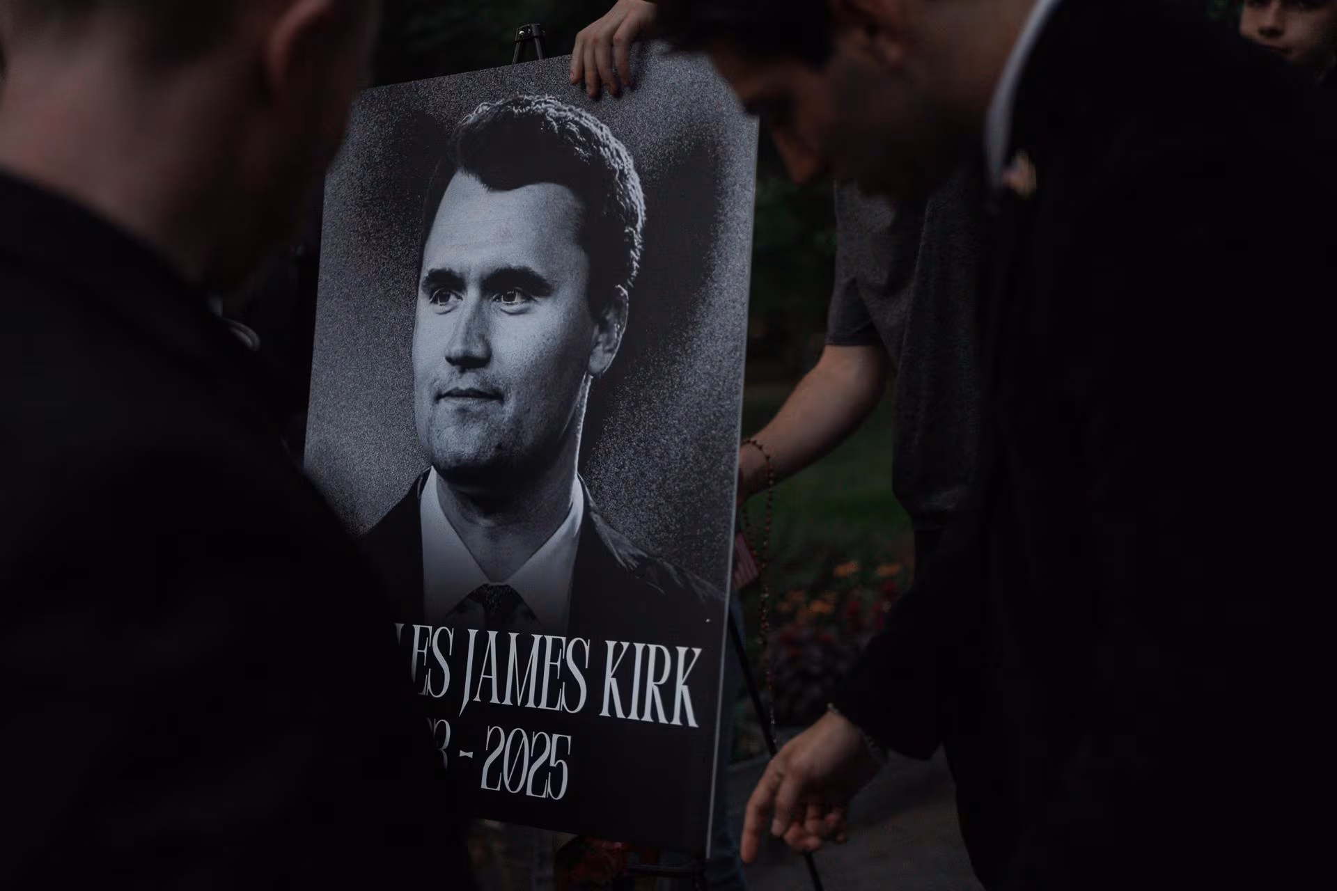Massive funeral in honor of Charlie Kirk gathers tens of thousands in Arizona | De Último Minuto English