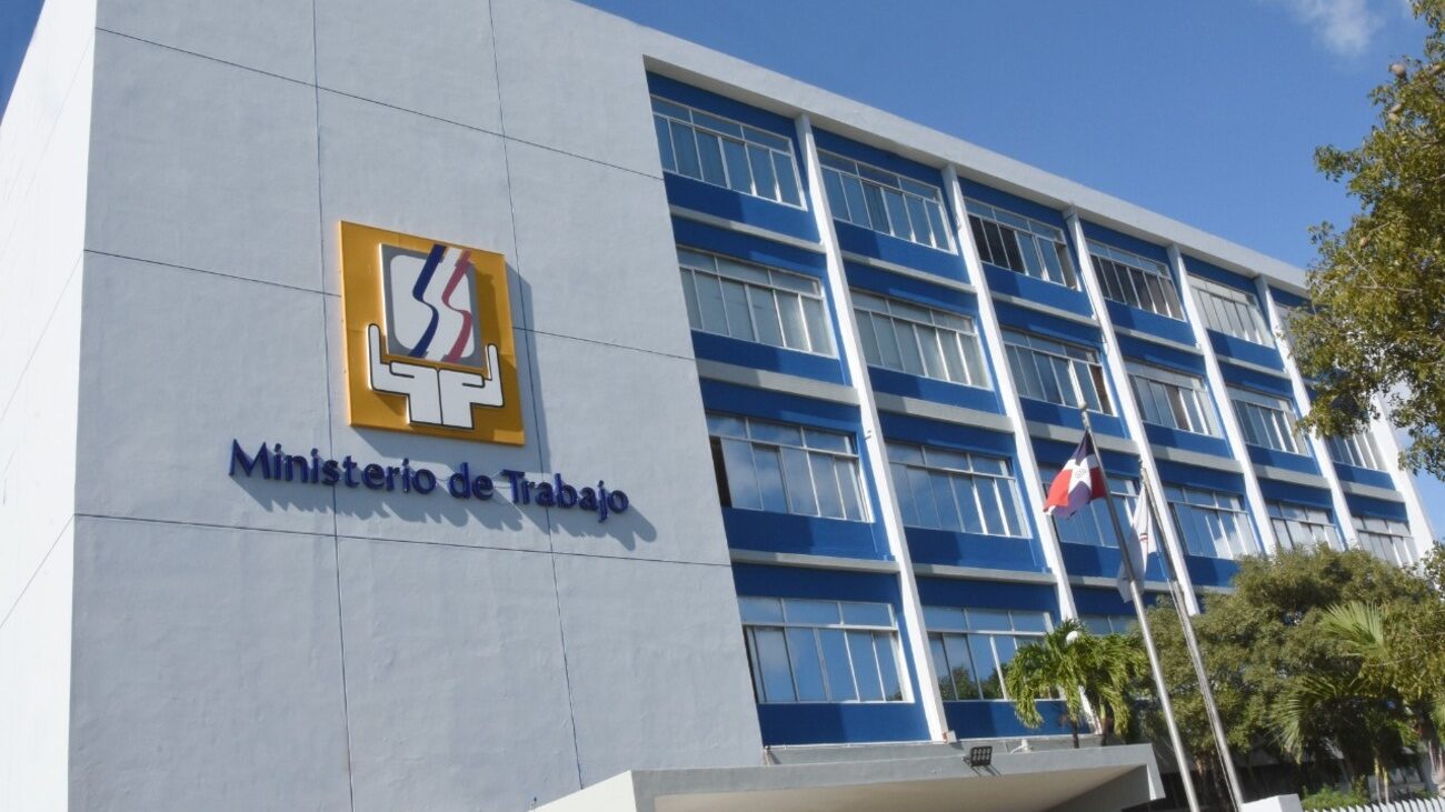 Ministry of Labor calls for flexible work hours and postponement of non-essential activities due to rain | De Último Minuto English