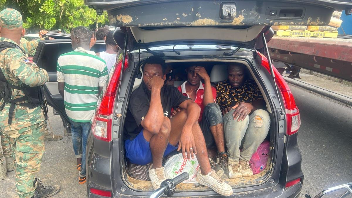 Army detains 28 Haitians in irregular status transported in two SUVs | De Último Minuto English